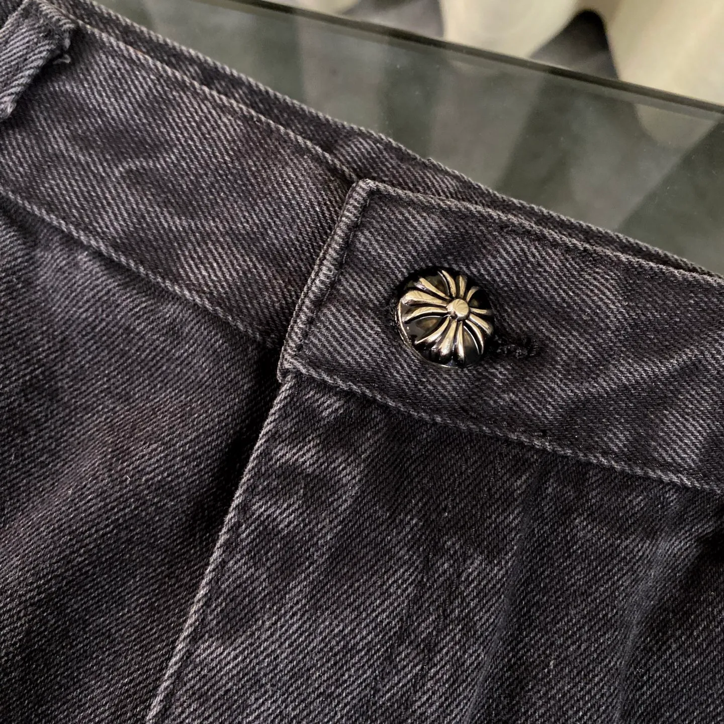 P270 CH Chromehearts limited edition orange cross patch leather black work jeans denim logging pants, counter price 34W level, patch cross pattern embellishment, washed jeans! ! An absolutely high-end luxury product, a 1.9W-level god-level single product, a super popular product, made by top heavy industry, a magic weapon that cannot be missed! [About Zangyin] This is an extremely luxurious fashion brand that can also be called the aristocracy of the high street. It has always been an exclusive brand for some hipsters or rich second generations. Compared with ordinary high streets, it is more luxurious and noble. Compared with luxury brands, it is more fashionable and individual. It has always been a brand that I have a special liking for. [Top heavy industry fashion design] Consistently high-street luxury style. Speaking of this style, the Zangyin family and GU family are definitely the leading representative brands. Especially the Zangyin family has really achieved a state-of-the-art effect in creating high-street style. The unique washed material is used to create this style. The color system is already quite eye-catching. After it is decorated with patchwork cross flowers, it cleverly highlights the charm of the brand. Secondly, this style uses classic The high-waist cutting design highlights the long legs and fashionable temperament of the upper body. The brand is highly recognizable and the slim fit configuration is more suitable for daily wear. It is a product that interprets personality, fashion, and specifications at a glance. This single product is enough to make any fan excited. It can be a white T-shirt for a youthful college style, or a tight suspender for a royal style. It has strong matching ability and can be easily controlled by men.  [Materials and craftsmanship] Needless to say, this point goes without saying. As an excellent craftsman brand, Zangyin’s requirements for details and craftsmanship are really perfect. The washed color of this model has gone through so many processes, not to mention the embellishment of denim appliques. It is also purely hand-made and sewn. Just like what they believe in, only hand-made things have soul and have the meaning of wear. A top-notch heavy-duty fashionable denim item, I look forward to your perfect interpretation! !  Color: black gray Size: 28-34